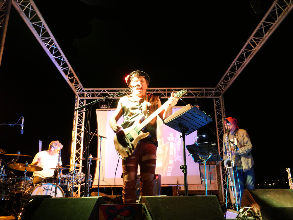 Le groupe sur scène